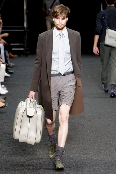 Look 18